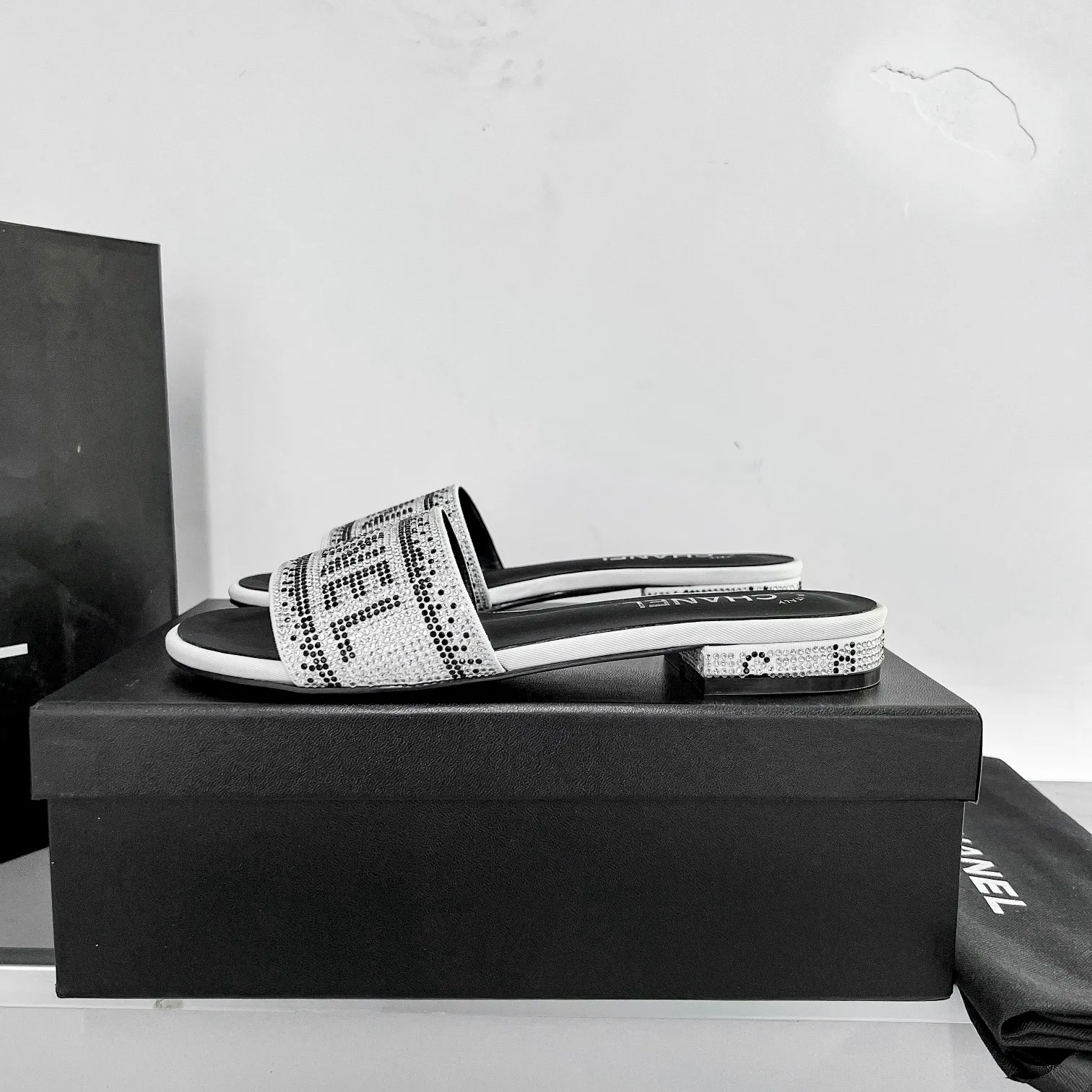 👟👟Ex-factory price 440👟👟 Xiaoxiang Chanel rhinestone slippers with large black rhinestone letters, these really blingbling slippers are full of diamonds. They are both classic and artistic, and can be styled according to your daily style. The characteristic is that the hot diamonds are particularly shiny. They are made with heavy craftsmanship and are not easy to fall off. They have the sexy temperament of celebrities and are versatile. Color: black, white, 35-40 leather outsole